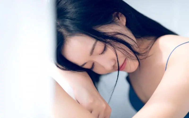 厨房里抱着岳丰满大屁股OK影&#